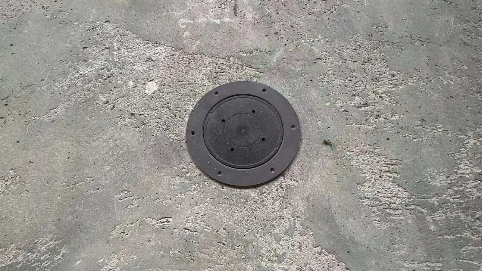 Sensore di parcheggio LoRaWAN installato a filo della pavimentazione in calcestruzzo