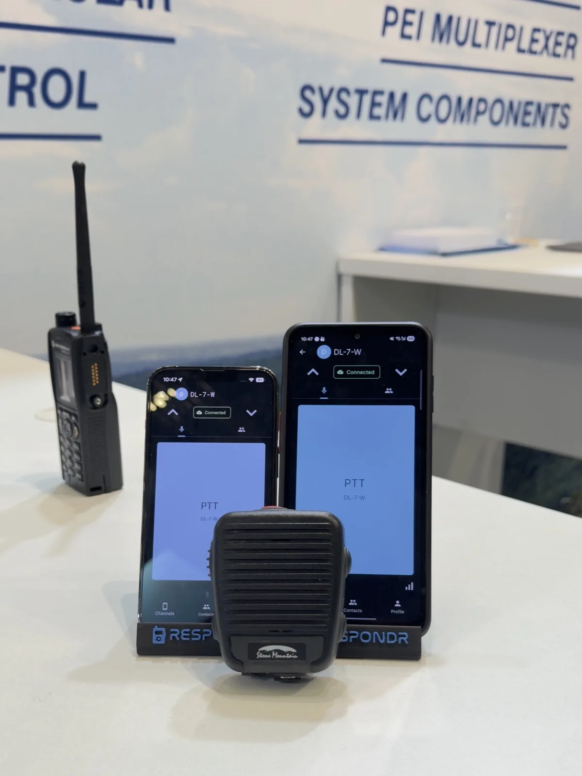 L'app Respondr su due smartphone con un microfono esterno PTT