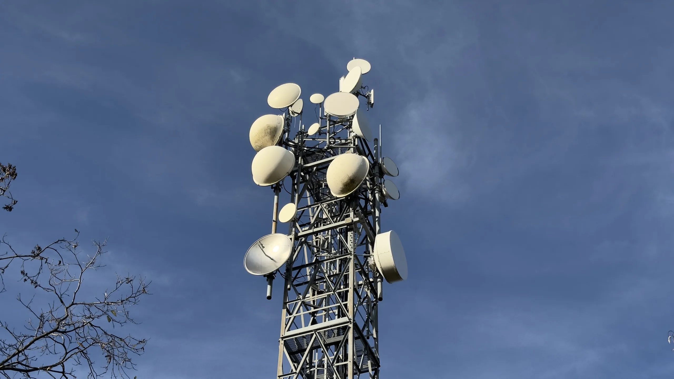 Antenne di un ponte radio a microonde installate su un palo, puntate verso il sito all’altro capo della tratta.