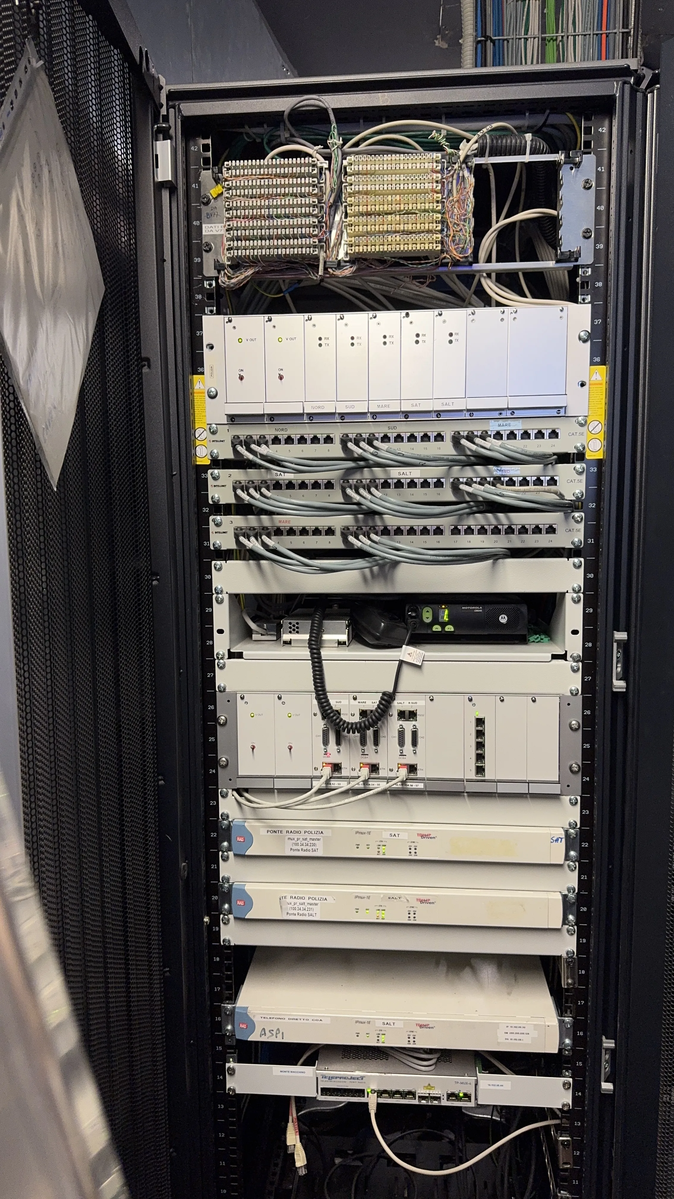 Sala radio ospedaliera con console Respondr e registratore audio multicanale.