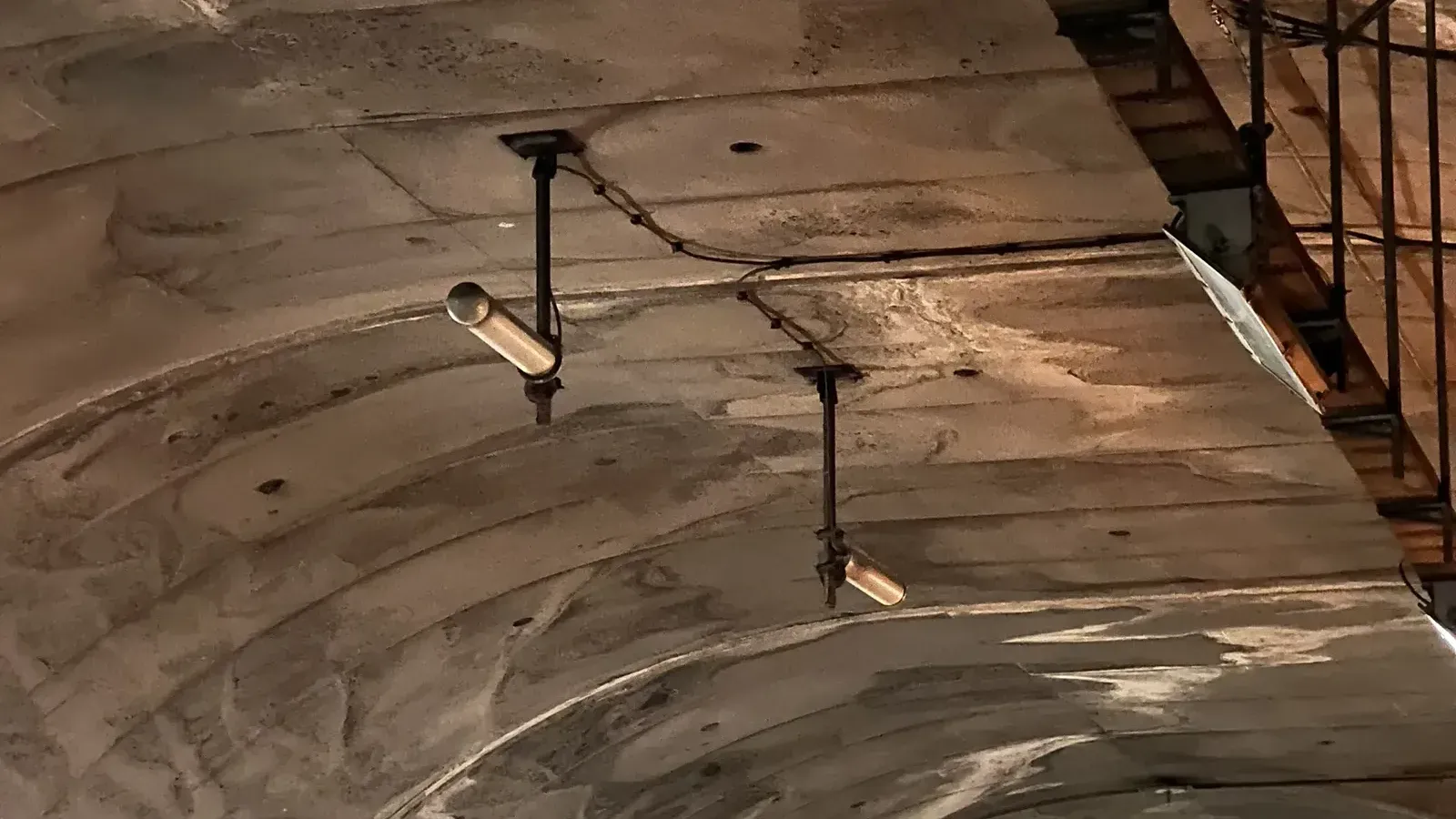 Antenne di un sistema DAS installate a soffitto in una galleria stradale.