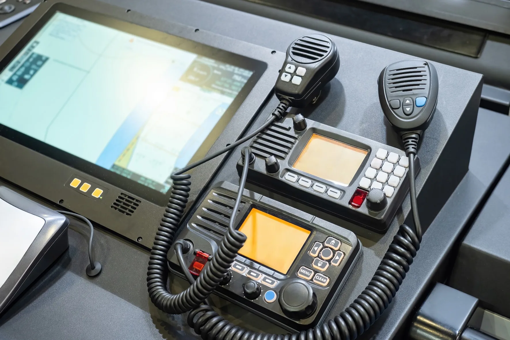 Apparati VHF nautici fissi con microfono, installati sulla plancia di un’imbarcazione.
