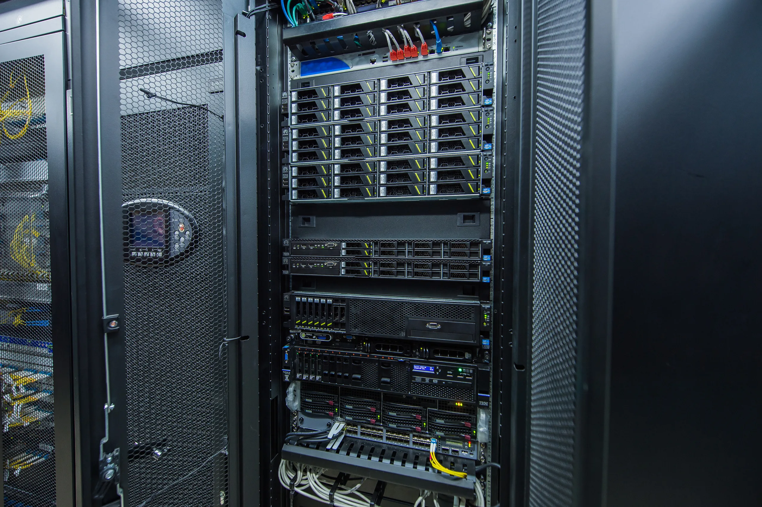 Sala server e apparati di rete monitorati H24 dalla piattaforma Track-TP — il cuore del monitoraggio infrastrutturale.