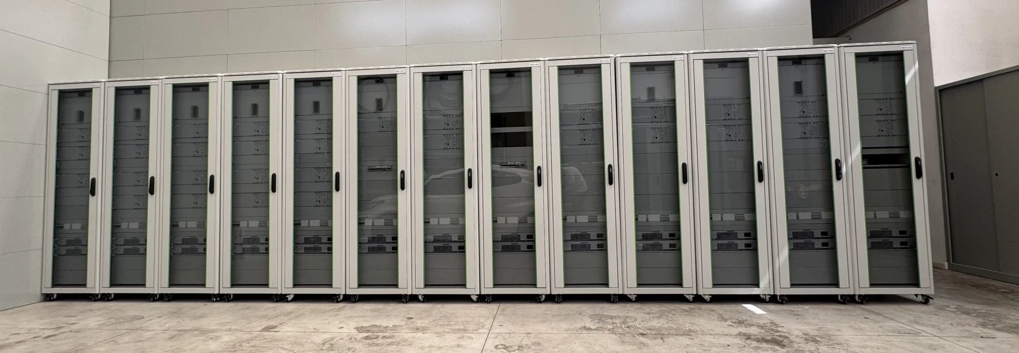 Armadi rack per i siti radio di una rete multi-sito, cablati e collaudati in laboratorio prima dell’installazione.