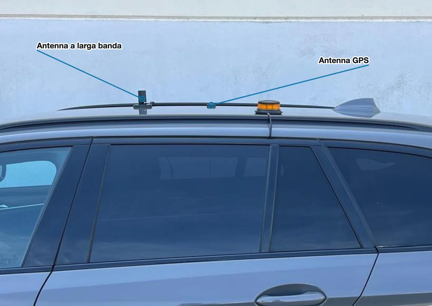 Antenna RF a larga banda e antenna GPS a base magnetica installate sul tetto del veicolo per il drive test