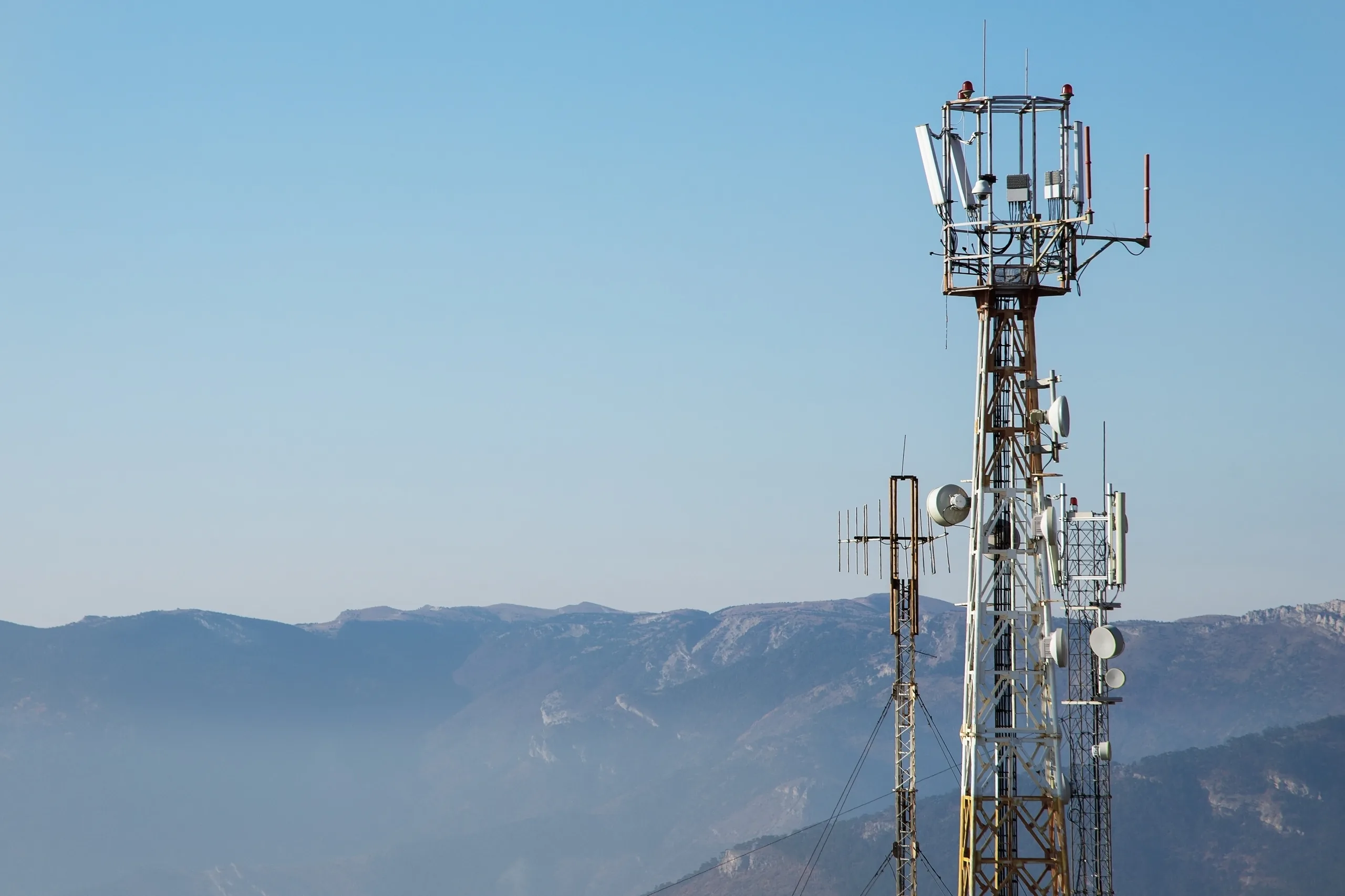Traliccio con antenne VHF per radiocomunicazioni professionali